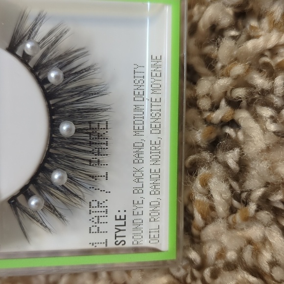 About-Face Volume Up Mirrorball faux pearl embellished high volume lashes - Picture 6 of 9